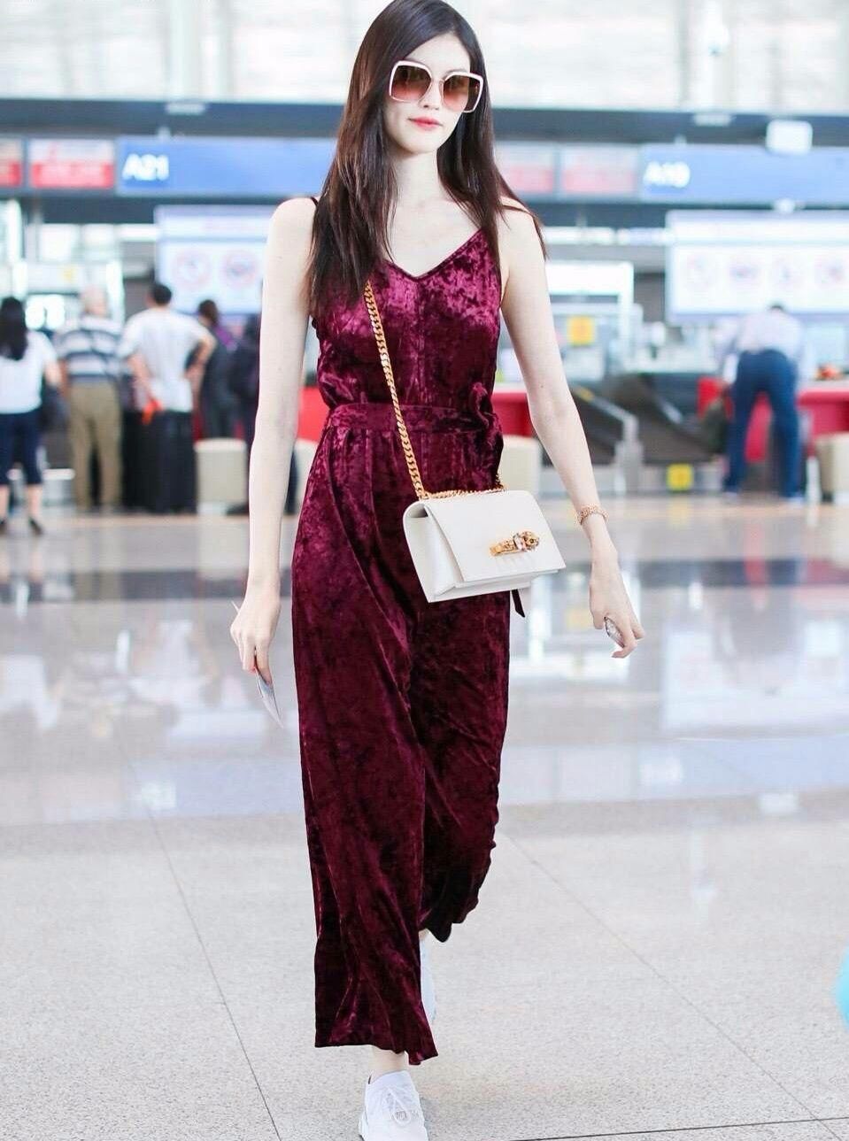 何穗只不过是给牛仔裙加了个小吊带，超模的气场立马就来了!