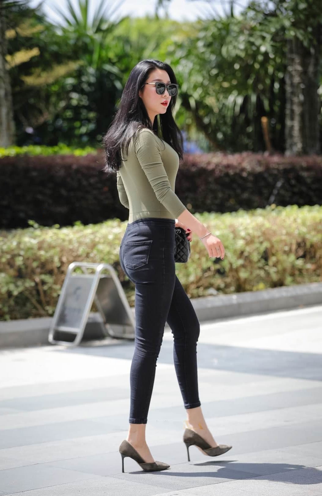 大姐姐深v紧身衣上围饱满，珠圆玉润的好身材，路人看不够