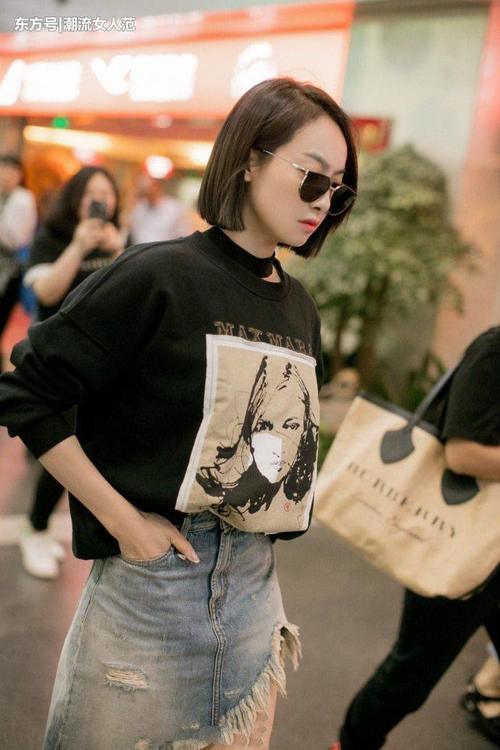 宋茜真的瘦了！穿牛仔短裙暴露了一双大长腿，网友：女神般的身材