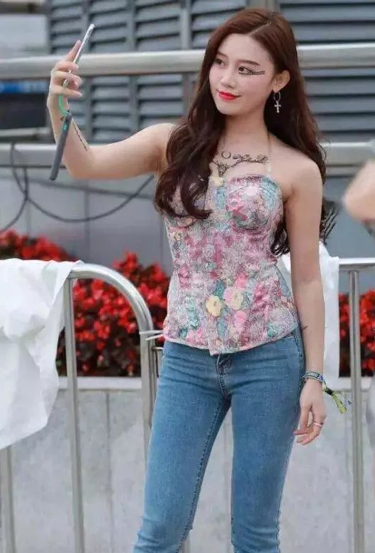 街拍: 牛仔裤长腿美女, 颜值还特别高, 满屏羡慕嫉妒！