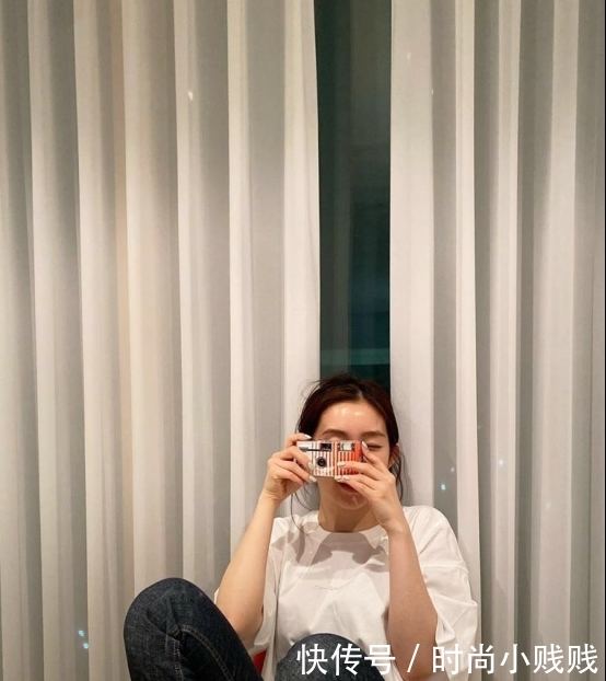  『裴珠泫的穿搭』还有什么比裴珠泫的白色T恤更日常？搭配黑色裤子，休闲又时髦