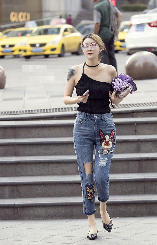 街拍：穿“紧身”长裤的美女们，拥有让人接二连三赞叹的好身材！