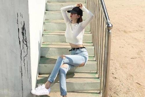 路人街拍:好清纯的长发小姐姐,吊带紧身裙秀出完美身材