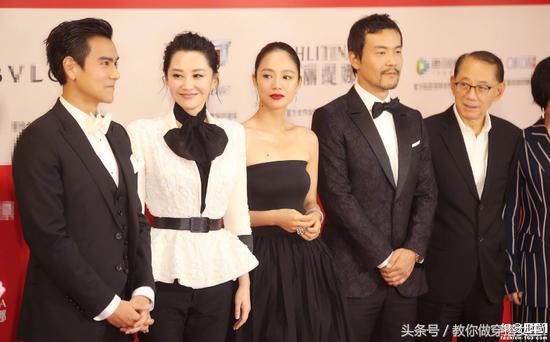 许晴年近50依旧风情万种 穿搭也是很有一套