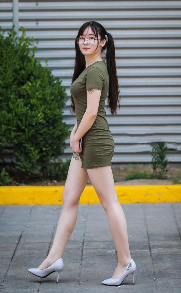 街拍连衣包臀裙美女，首先映入你眼帘的将是一双美腿，挡也挡不住