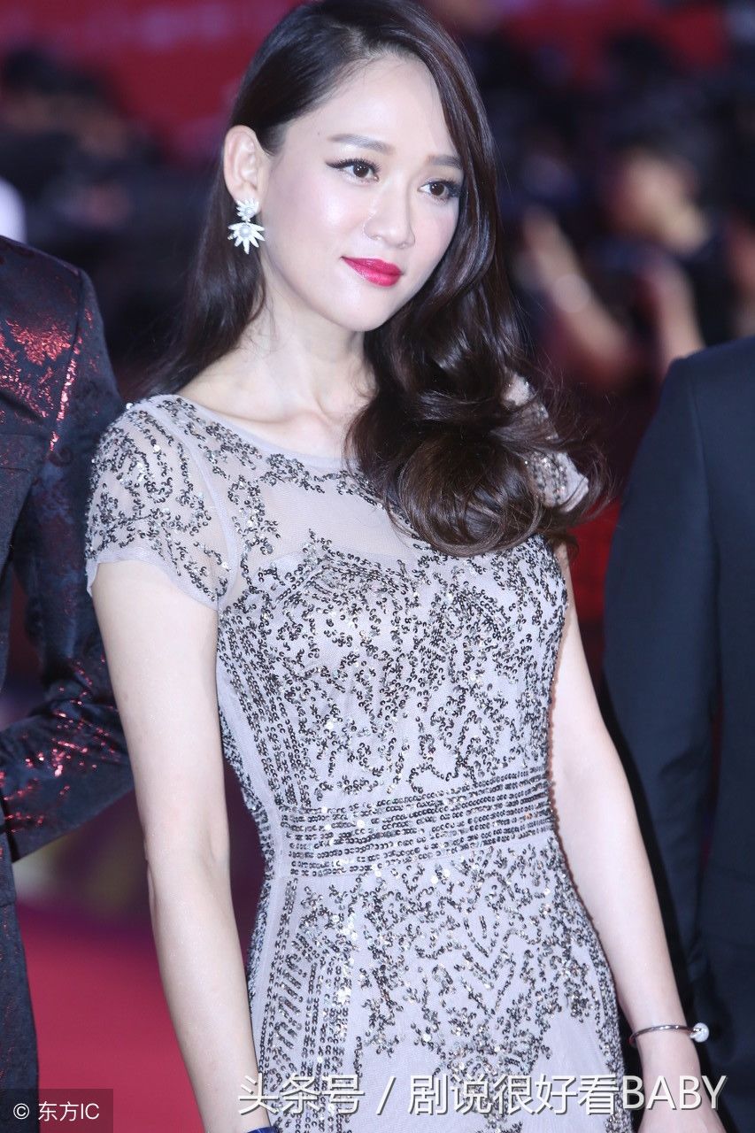 陈乔恩亮片连衣裙秀出好身材，轻松穿出大长腿，网友:衣服穿对了