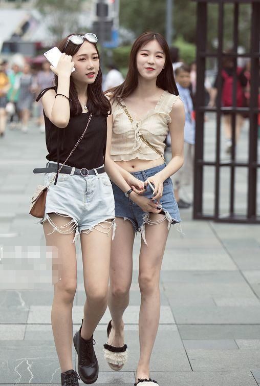 街拍：热裤、美腿、小背心的组合看着就舒服！