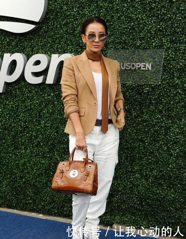  「感觉」李玟开挂了，西服配白色休闲裤帅气减龄，身材比例堪比超模