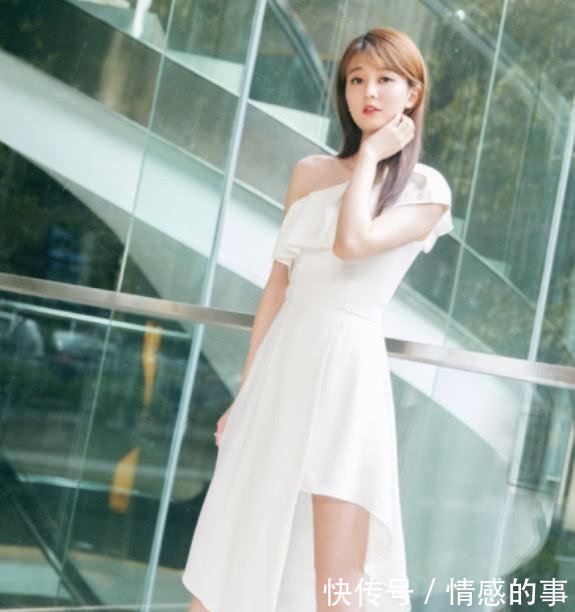 乔欣的裤子是自己做的看似普通的搭配，但下半身才是时尚焦点！