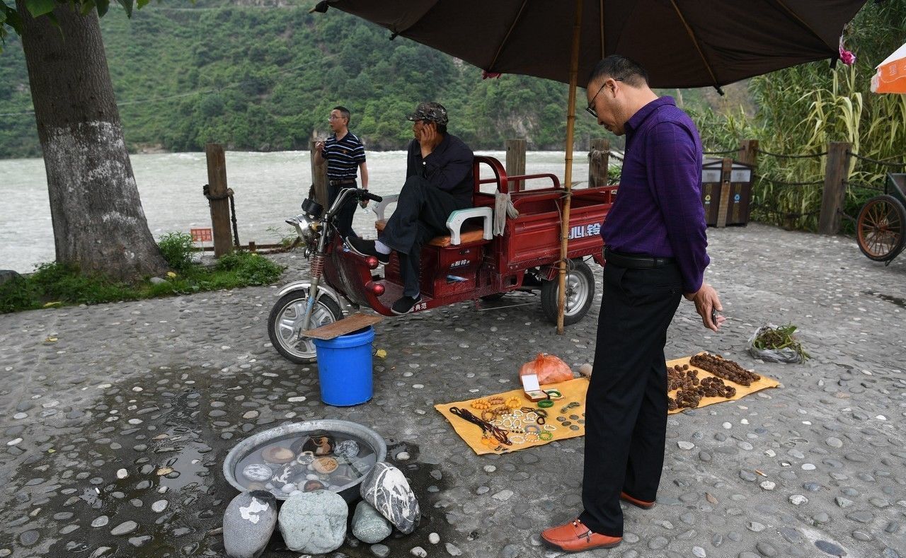 靠山吃山靠水吃水，这里的村民每天捡拾大渡河内的奇石售卖补家用