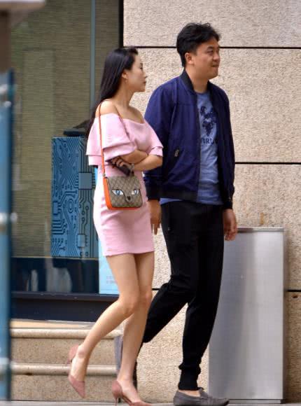 姐姐露肩小包臀裙与友人随性出行，网友：放开那个女孩，让我来