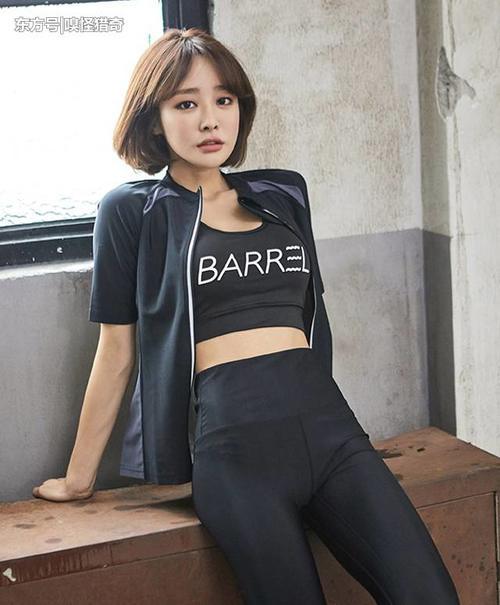 街拍美女：紧身打底裤美女不失自然优雅，让好气质一览无余！