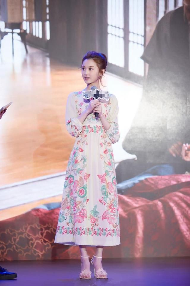 张慧雯牛仔裙的V领就是个摆设，还不如裙子的图案有看头！