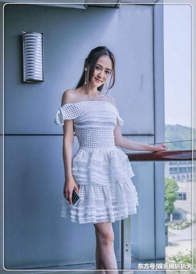 陈乔恩穿印花连衣裙嫩出新高度,38岁美成18岁,连气质都变了