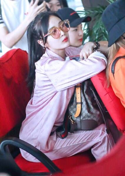 吴宣仪穿粉丝睡衣现身 俏皮可爱给粉丝送飞吻