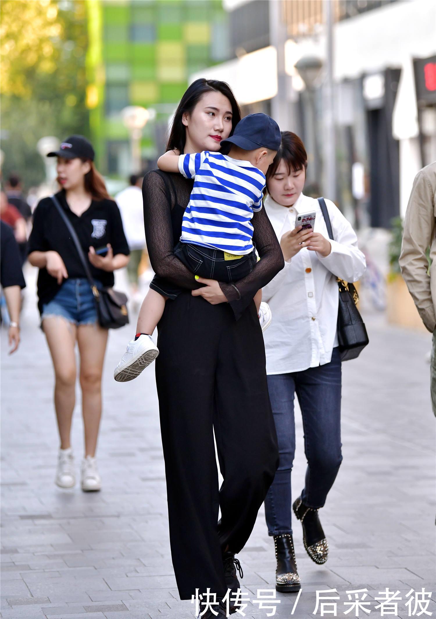 【孩子】美女有了孩子,身材还保持得这么好,很让人羡慕