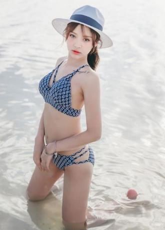 比基尼泳衣美女，身材性感，展现女神动人风姿