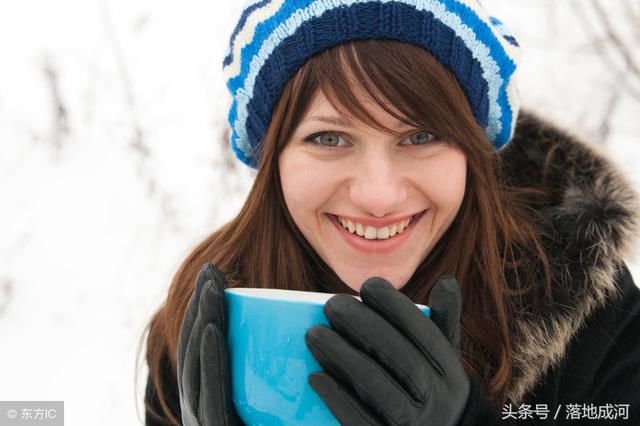 在夏天，“胸大”的女人，莫乱穿衣服！特别是这3种，很“显胖”