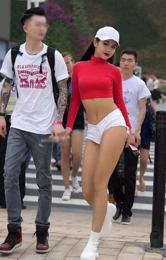青春活力激情女和她的花臂男友，网友：这是穿内裤上街吗