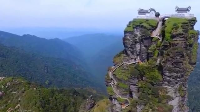 贵州大山惊现一座天空之城，立在悬崖峭壁上，看着感觉很危险不少