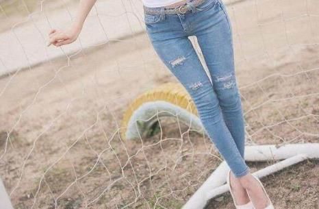 穿紧身牛仔裤的人多了，走路的时候到处都是牛仔裤美女