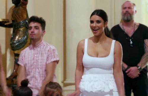 侃爷为妻子设计连衣裙,却不小心暴露金卡戴珊身材“缺陷”