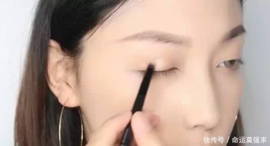  「天生」脸上有这五个特征的女生，天生自带浓妆效果，第四个可遇不可求！