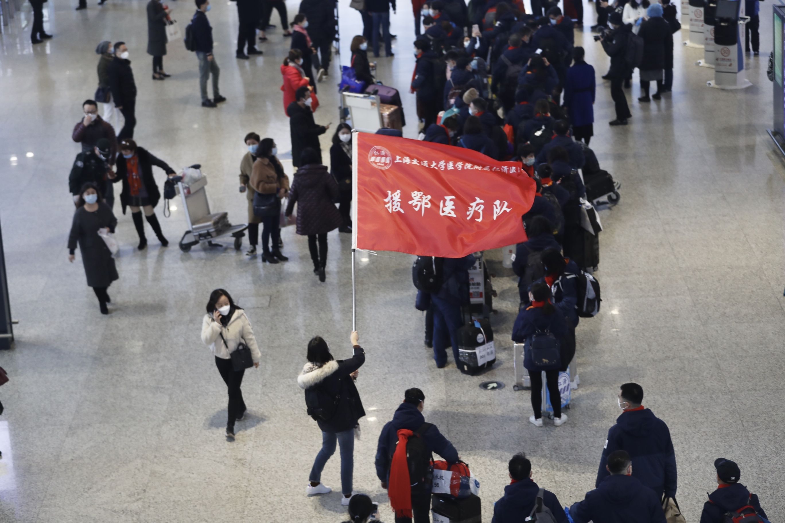  「振奋人心」上海又一批医疗队出发支援湖北 这些画面让人泪目又
