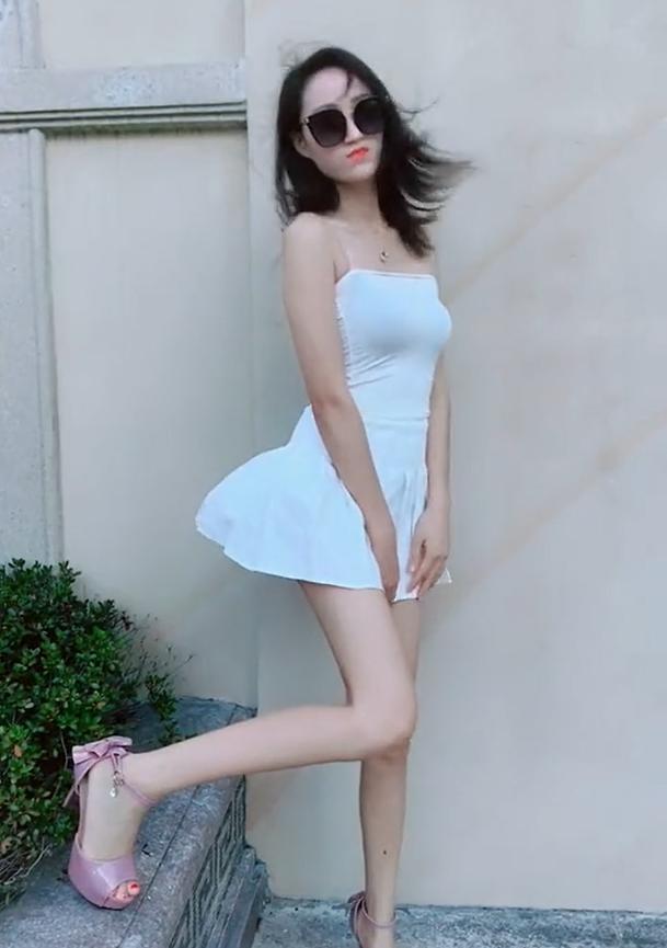 大大咧咧的小姐姐，风一来顾上不顾上!