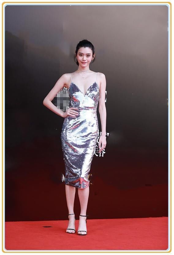 奚梦瑶穿吊带裙，女人味十足，看到张蓝心穿吊带裙之后沉默了！
