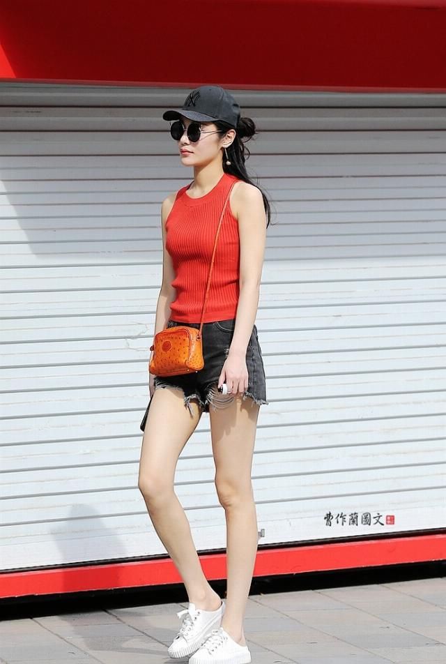  「自信」街拍：对美腿颇有自信的平底鞋美女