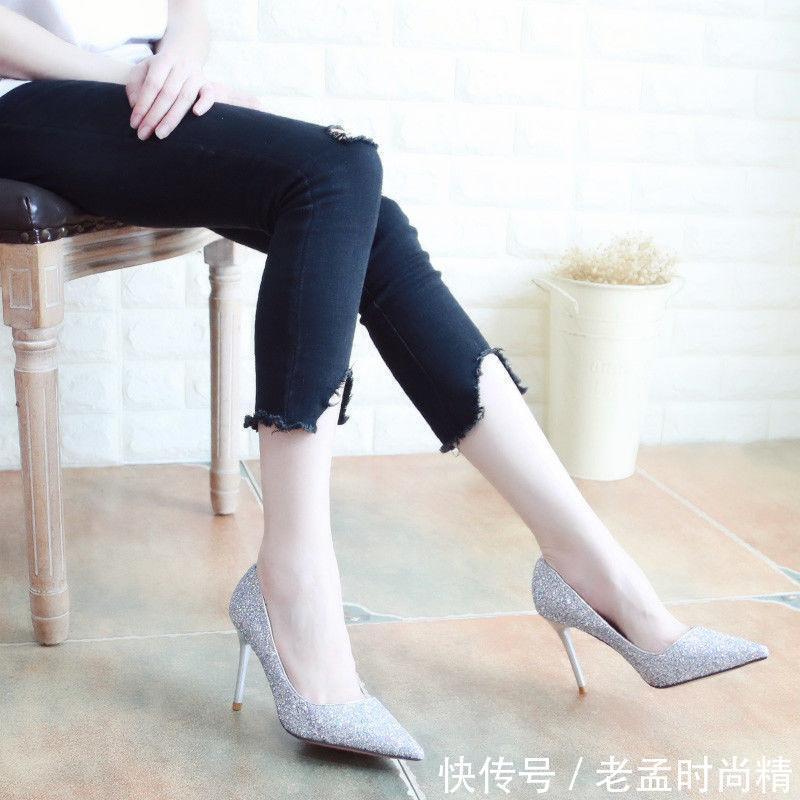 『女人』45岁的老婆,穿上这样的“美脚鞋”,女人味儿尽情展现