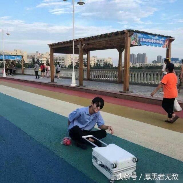 杨清柠又晒美照，网友怒斥尽点母亲的样子，王乐乐怒而删光微博