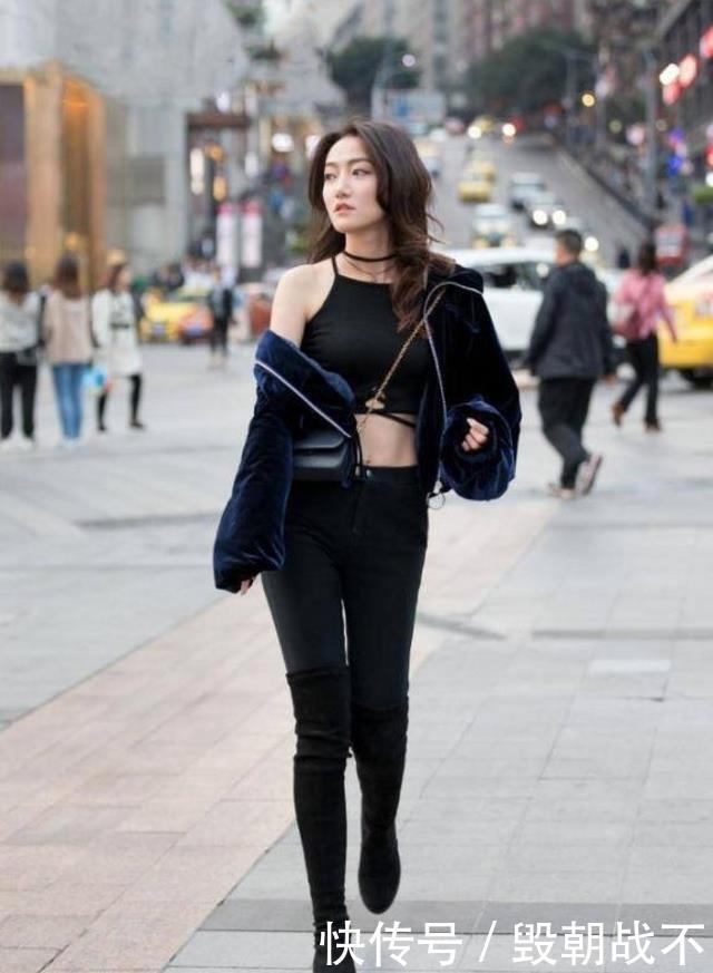  光鲜亮丽：路人街拍，姑娘光鲜亮丽非常吸睛，搭配黑色的吊带衫，更是吸睛