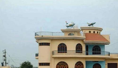 高调炫富的村子，男子一生不理发，家家房顶停飞机竟成了景点