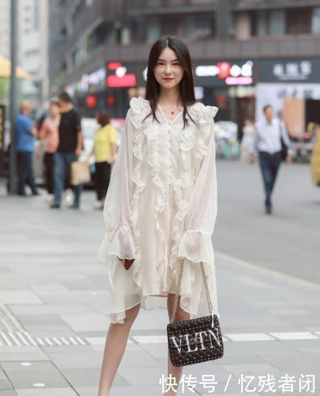 『气质』美女街拍:天生丽质的小姐姐,散发出女神气质,身材真好看!