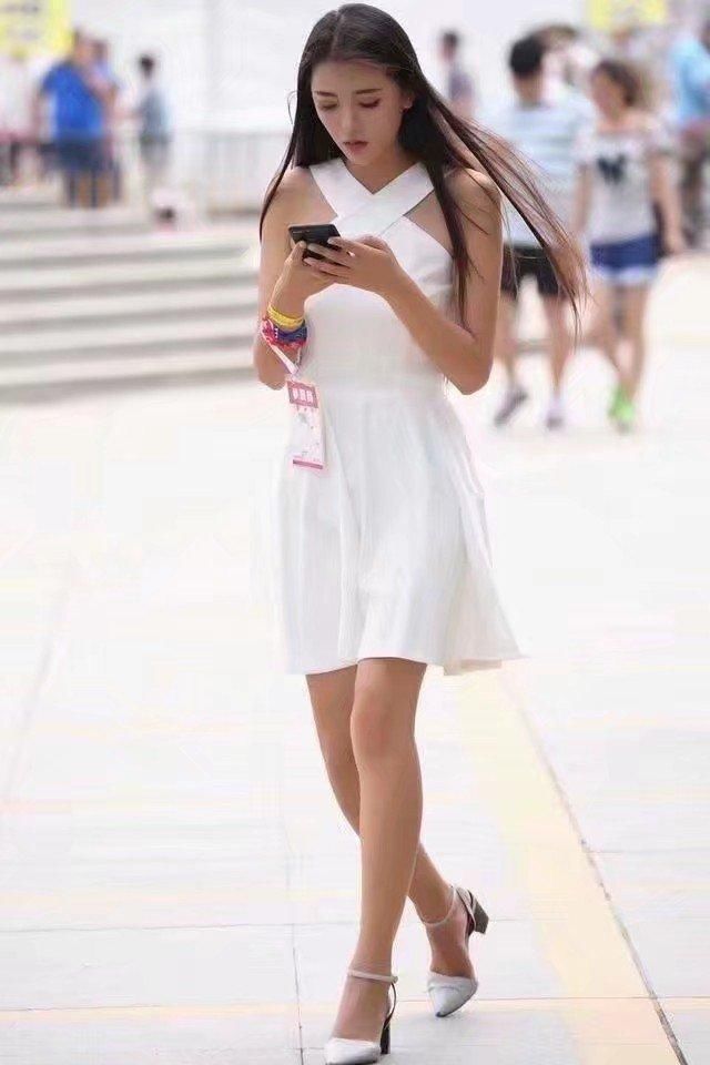 小姐姐这件别致的牛仔裤，设计的线条粗犷优雅，穿出了时尚靓丽