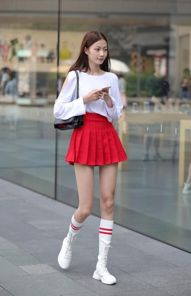  「人手」人手一条的夏日短裙，能赐小个子姑娘一双大长腿，时髦精必备啦