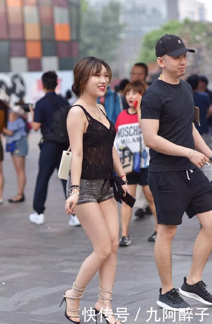  带配■小姐姐一件黑色吊衫带配上黄色裙子，美感十足