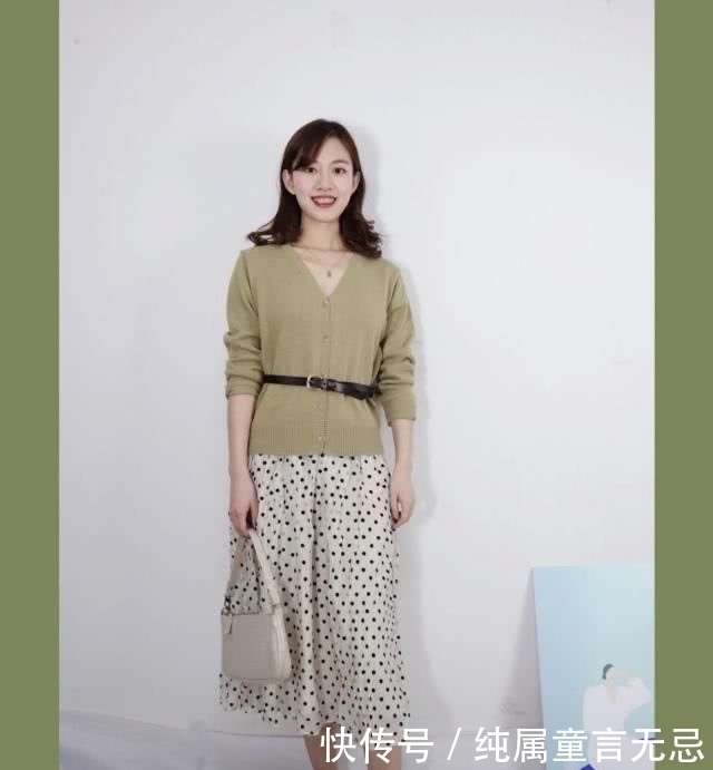  [采用]毛衣配小脚裤已“失宠”！品味女人选择搭配半身裙，时髦优雅显瘦