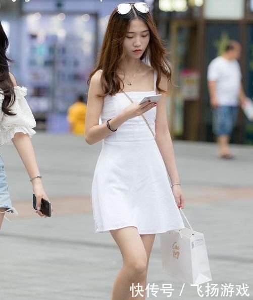 街拍：清纯可人有气质的美女，俏皮活泼看着单纯！