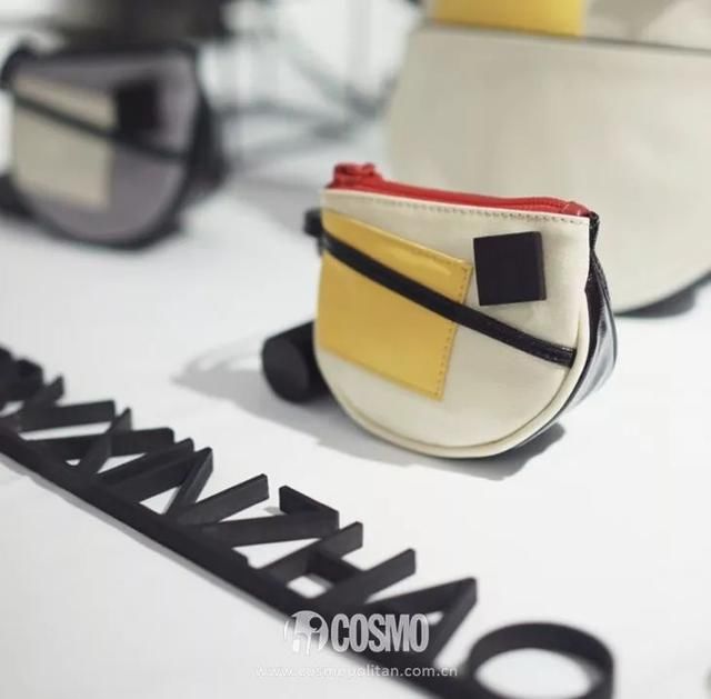 男朋友买了两个500块的包包送我，超开心!