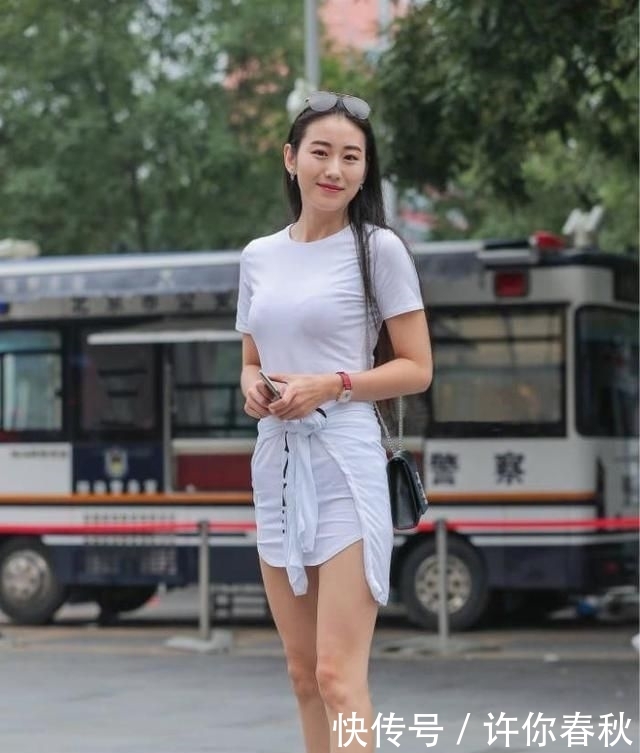  T恤：街拍：美女穿白色T恤裙凹造型，青春靓丽感满满