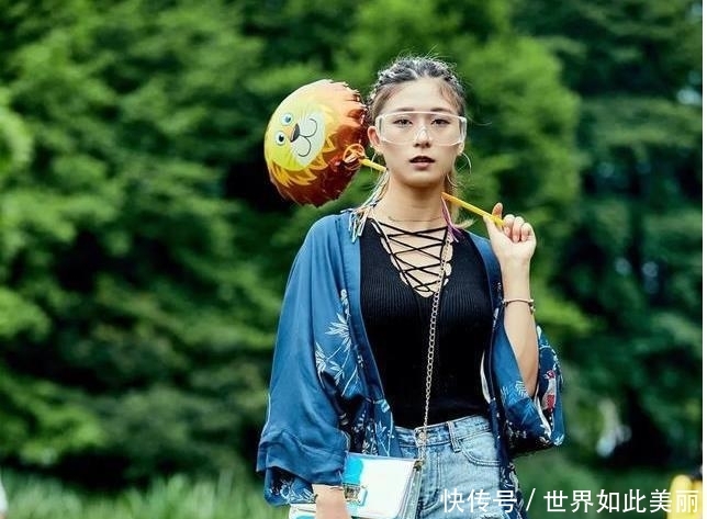  『美女』街拍：百看不厌的美女，丰盈饱满韵味十足，凸显优美身材