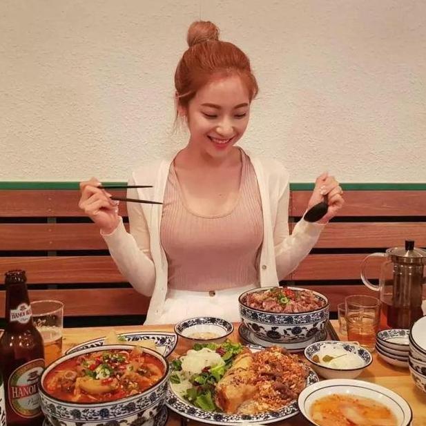 健身教练每天锻炼3个小时,用性感身材以身作则,学员很是佩服!