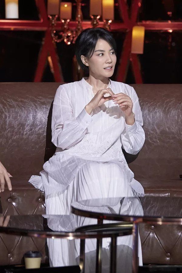 种草| 王菲又把工装连体裤穿火了，早秋抢占C位就靠它啦!