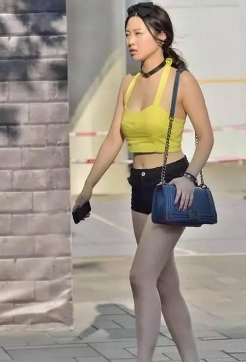 黄色吊带抹胸搭配短裤，亮色夺目吸粉无数