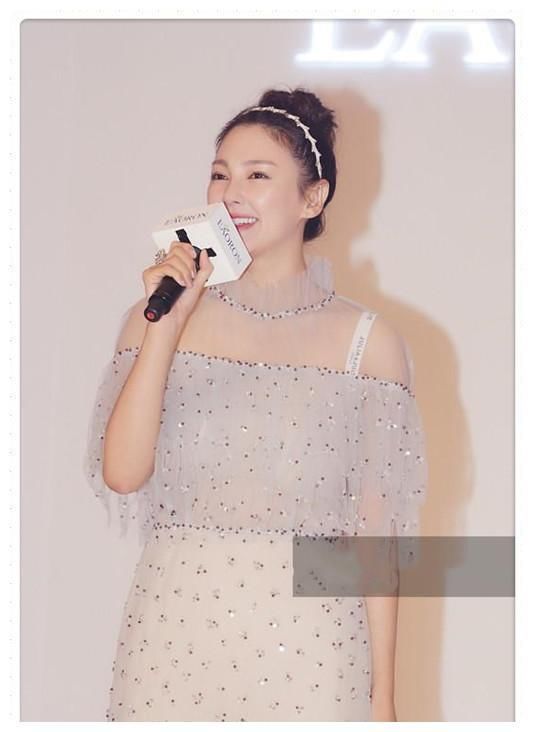 李菲儿鱼骨裙夸张,张雨绮、大S穿薄纱裙,一个真性感一个大妈相