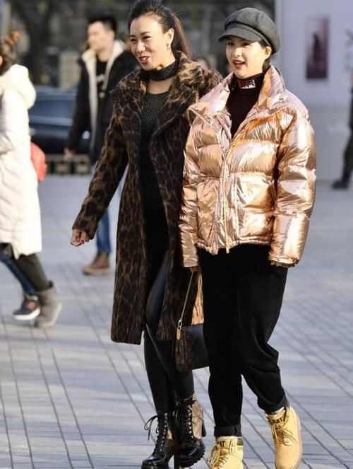  「美女」街拍：清新优雅的美女，一件绿色上衣配白色长裤，时尚气质迷人