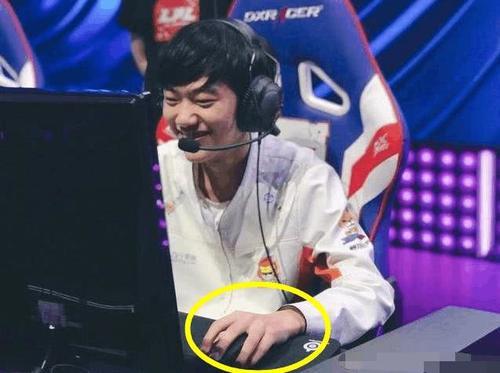 LPL的一名职业选手将小手指翘上天引网友热